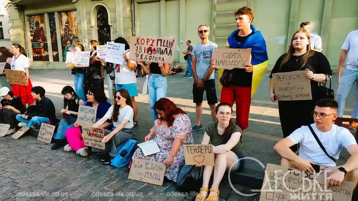 Дерибасівська в Одесі охоплена «картонним протестом»: чому мешканці знову вийшли на вулицю (фоторепортаж)