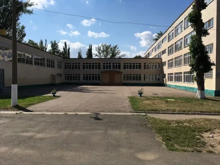 В Одесі реконструюють ліцей №71 — утеплять будівлю й вимостять двір плиткою