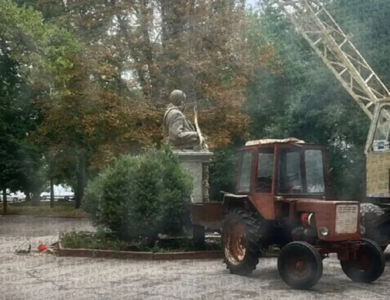 В Одесі зняли спорний бюст Мічуріна через звернення активістів