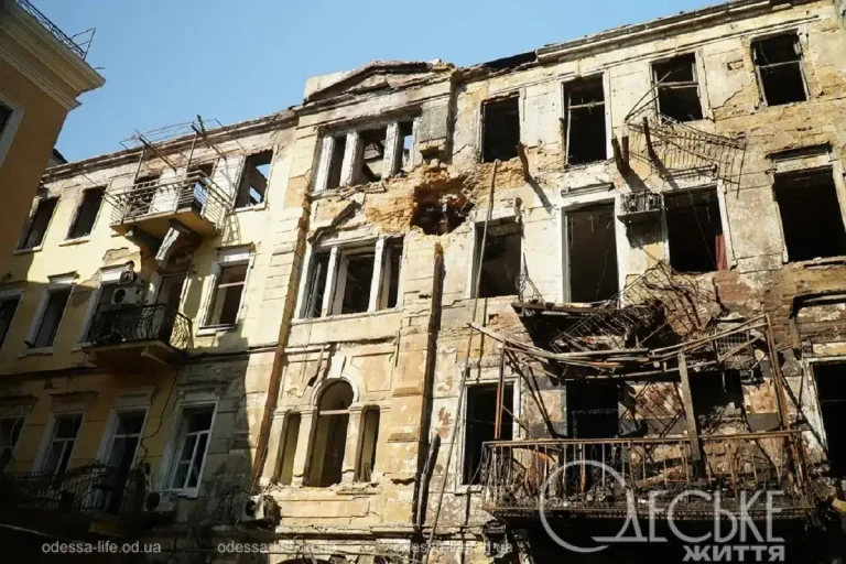 Нічний удар по центру Одеси: зруйновані будинки та спалені автомобілі у фоторепортажі