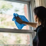 У Одесі вчителька випала з вікна шкільного корпусу і отримала переломи ніг