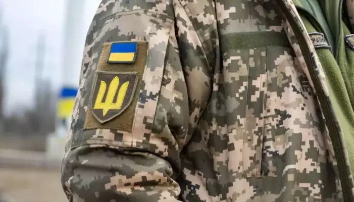 Одеський ТЦК пояснив обставини відео, де чоловік у військовій формі б’є підлітка