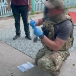 На Одещині викрили чоловіка, який продавав пістолет за 10 тисяч і ховав у сараї гранату