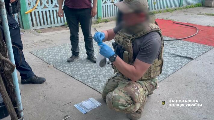На Одещині викрили чоловіка, який продавав пістолет за 10 тисяч і ховав у сараї гранату
