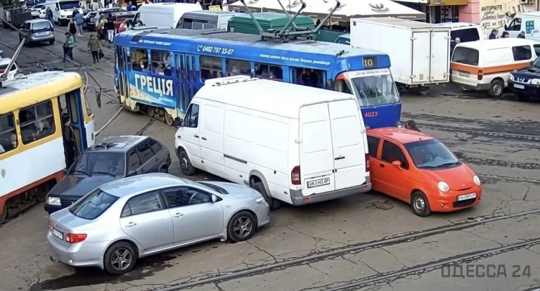 В Одесі пропонують стягувати з водіїв відшкодування за зупинку трамваїв