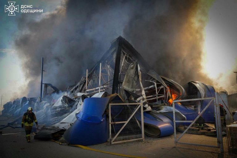 Пожежа в одеському «Епіцентрі»: полум’я охопило 35 тисяч квадратних метрів