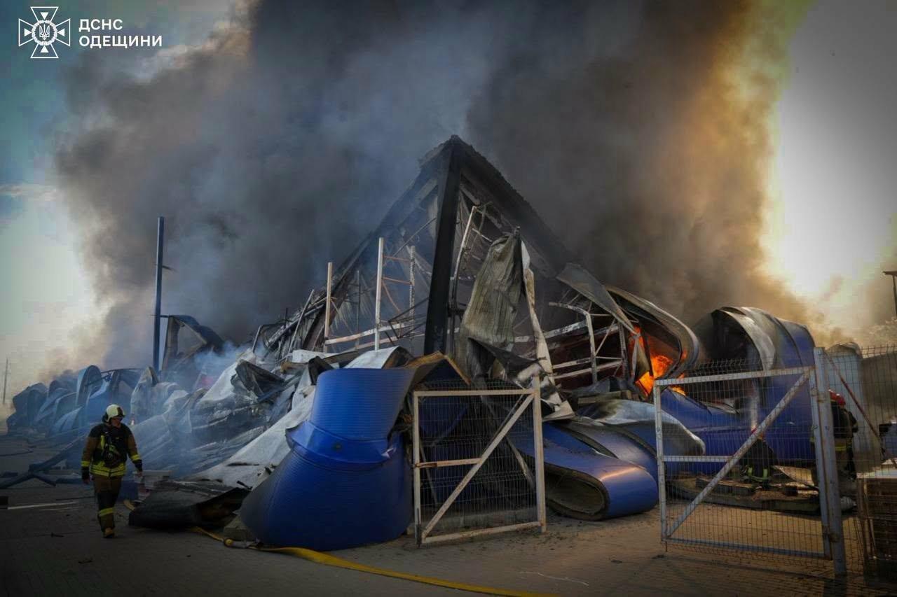 Пожежа в одеському «Епіцентрі»: полум’я охопило 35 тисяч квадратних метрів