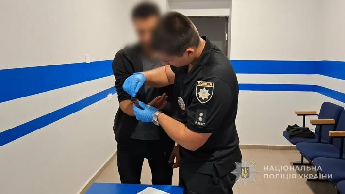 На Одещині грабіжник звʼязав матір загиблого бійця і привласнив її «бойові» виплати