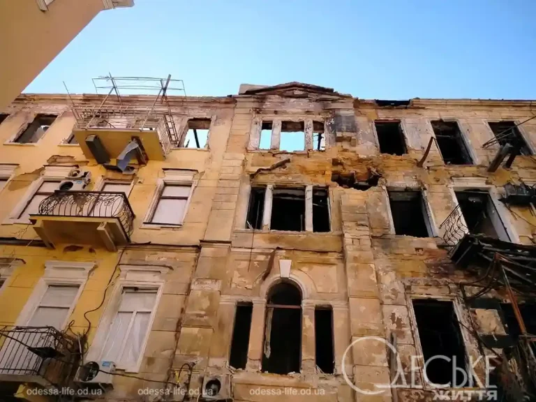 Гар у повітрі і хрускіт битого скла під ногами — як виглядає історичний центр Одеси після удару