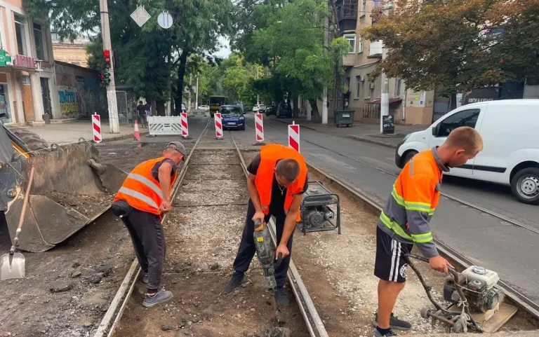 На Старопортофранківській в Одесі відновлюють трамвайні колії (фото)