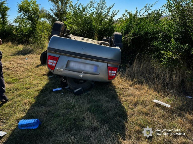 Нетверезий водій на Одещині з’їхав з траси й перекинув автомобіль, спричинивши аварію