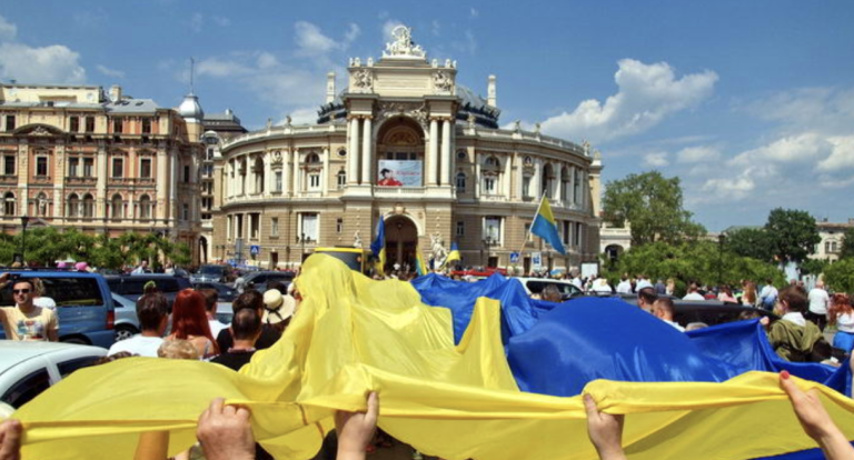Синьо-жовтий стяг над Одесою: Україна сьогодні святкує День державного прапора