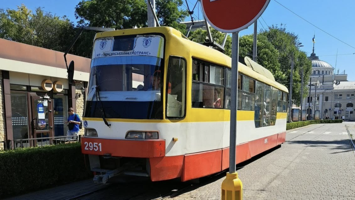 25 серпня в Одесі через відключення електропостачання зупинилися трамваї та тролейбуси — які маршрути продовжують курсувати