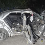 В Одеській області Mercedes вилетів із проїжджої частини й врізався в житловий будинок — подробиці