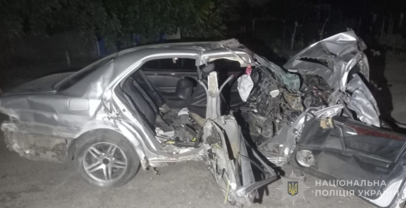 В Одеській області Mercedes вилетів із проїжджої частини й врізався в житловий будинок — подробиці