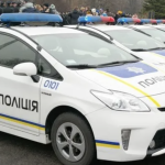 В Одеській області чоловік витягнув ніж і пошкодив службове авто поліції — чим усе завершилося
