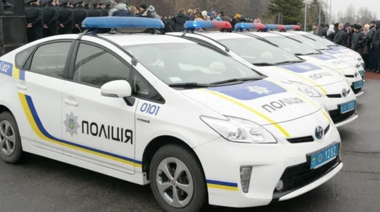 В Одеській області чоловік витягнув ніж і пошкодив службове авто поліції — чим усе завершилося