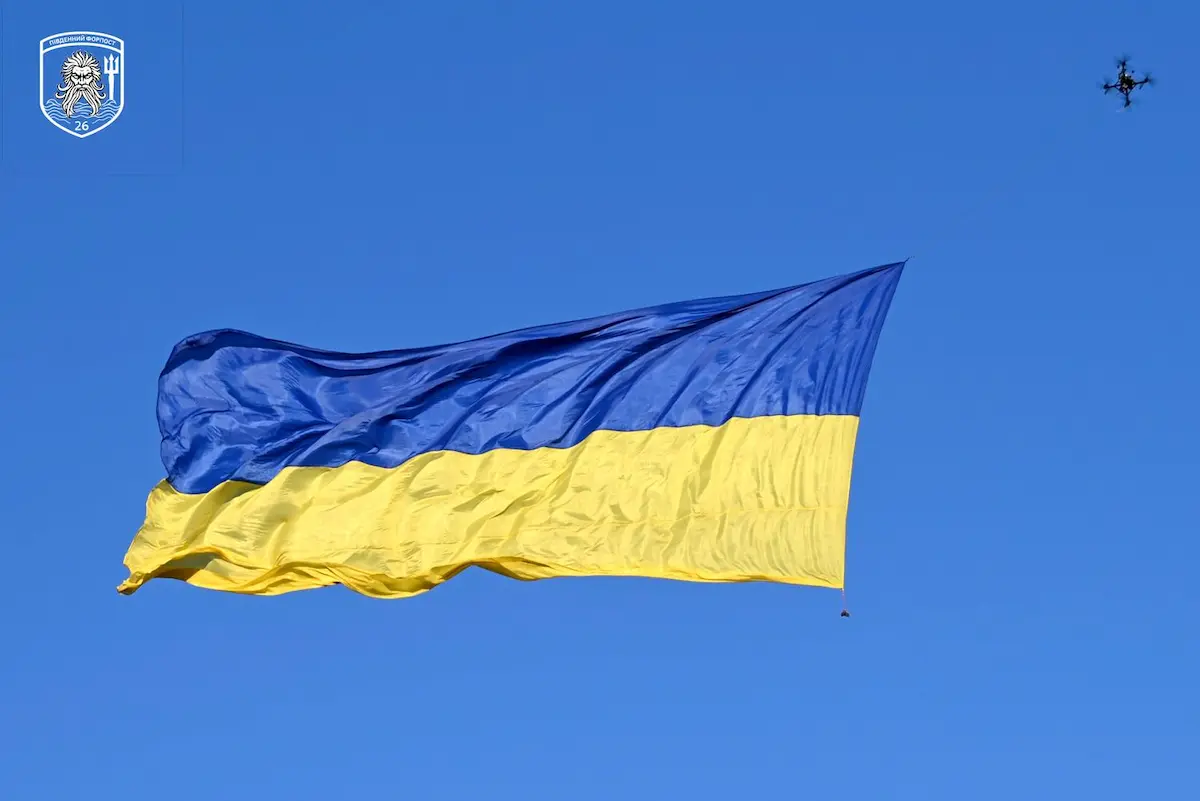 Вражаючий момент на Одещині — над морем здійняли гігантський прапор України