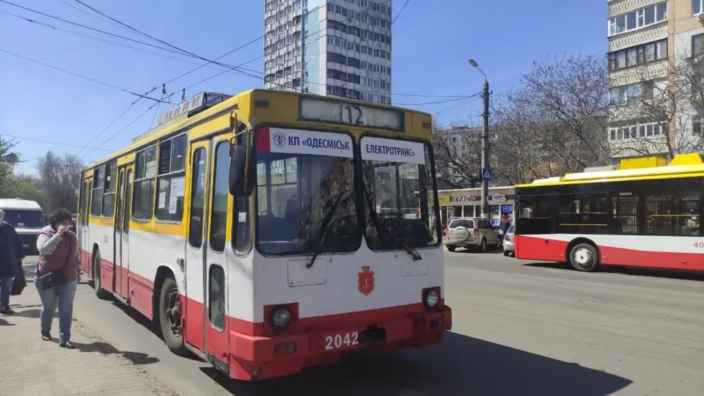 Через роботи ДТЕК в Одесі перекроїли рух трамваїв і тролейбусів — які маршрути зазнали змін