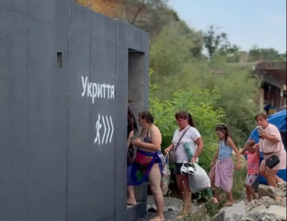 На одеському узбережжі біля 16‑ї станції Фонтану встановили нове укриття — безпечна точка для мешканців