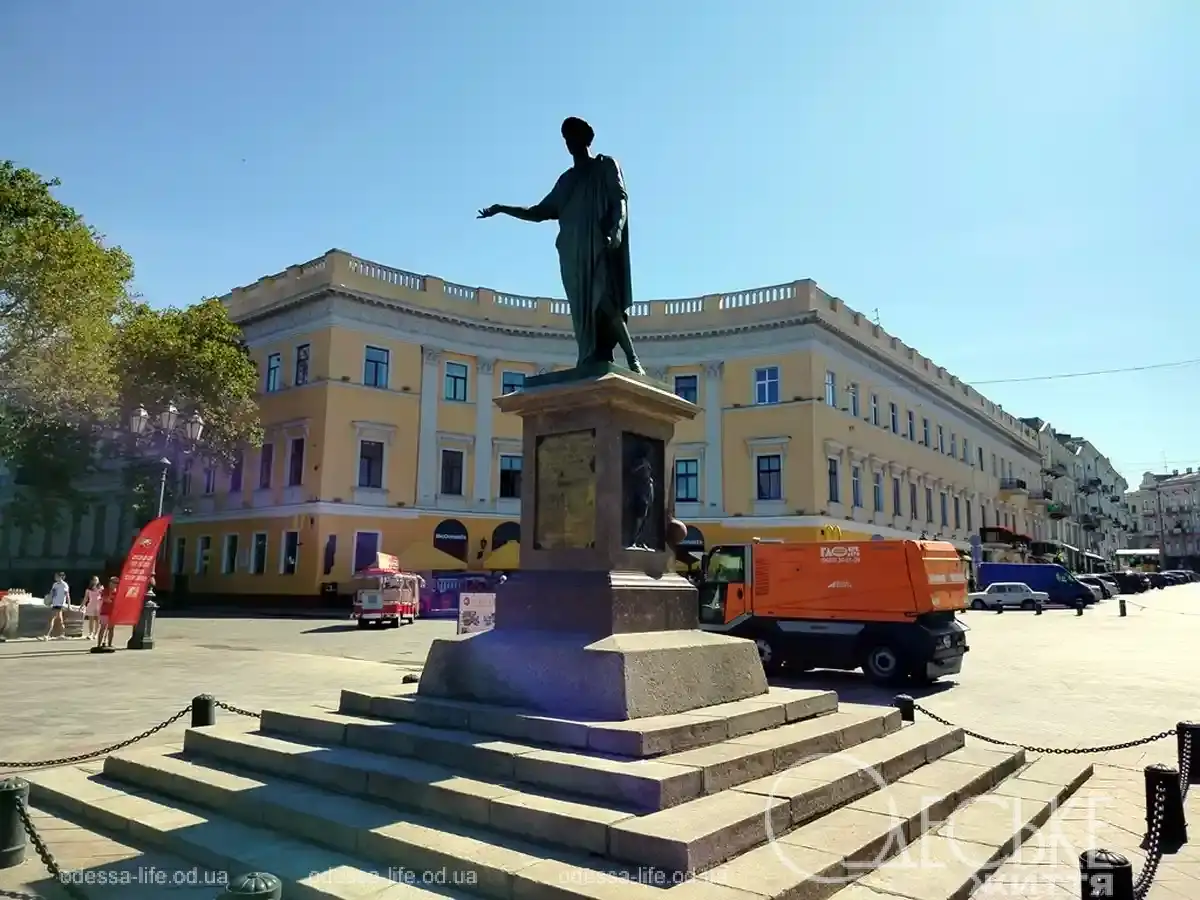 Експерти перевірили пам’ятник Дюку в Одесі після зняття мішків і повідомили про наявність пошкоджень