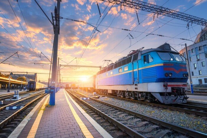 Обстріли спричинили затримки десятків поїздів — які рейси до Одеси прибудуть із запізненням