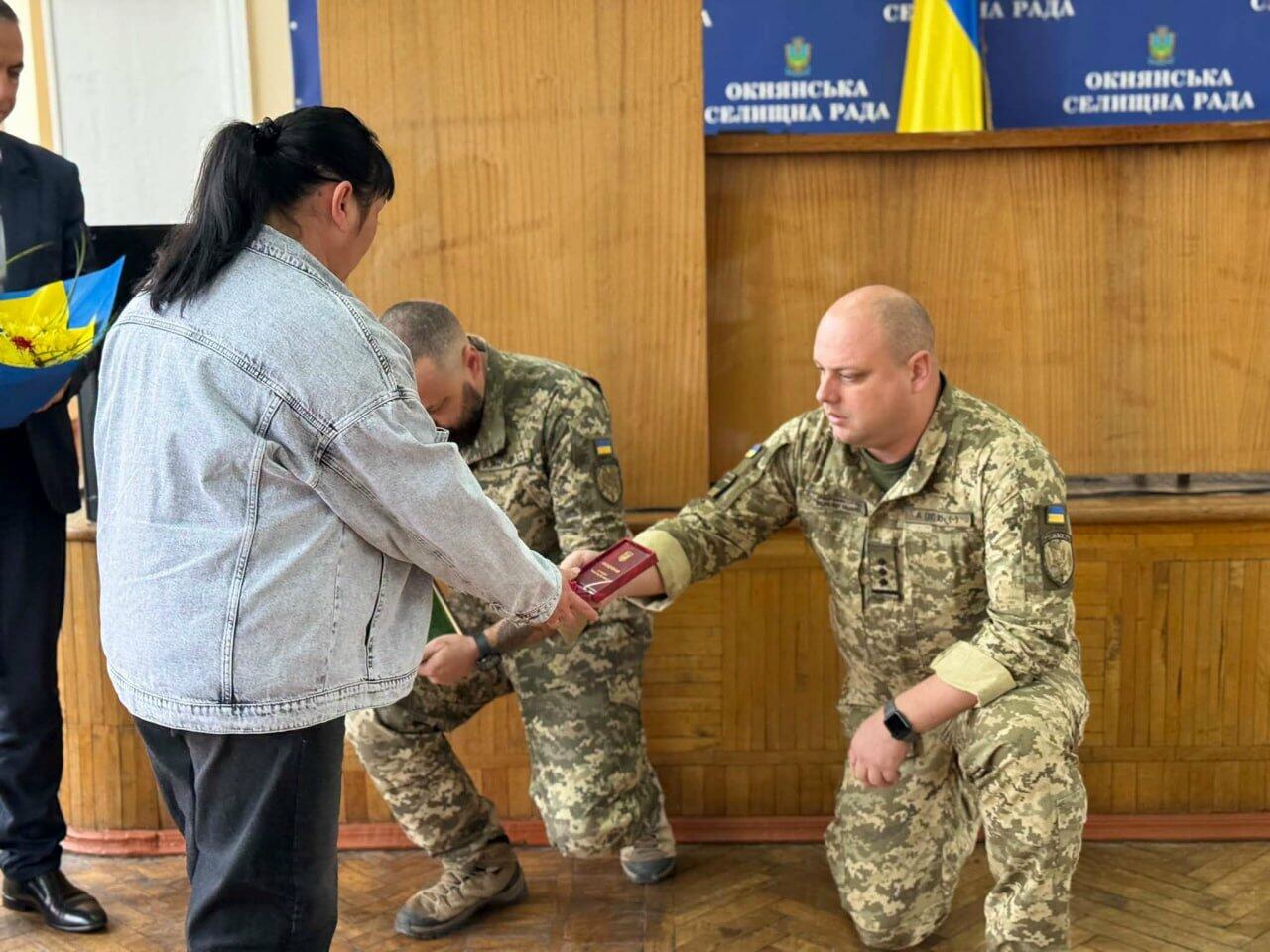 Внаслідок атаки FPV-дронів загинув прикордонник — на Одещині його нагороду вручили родині