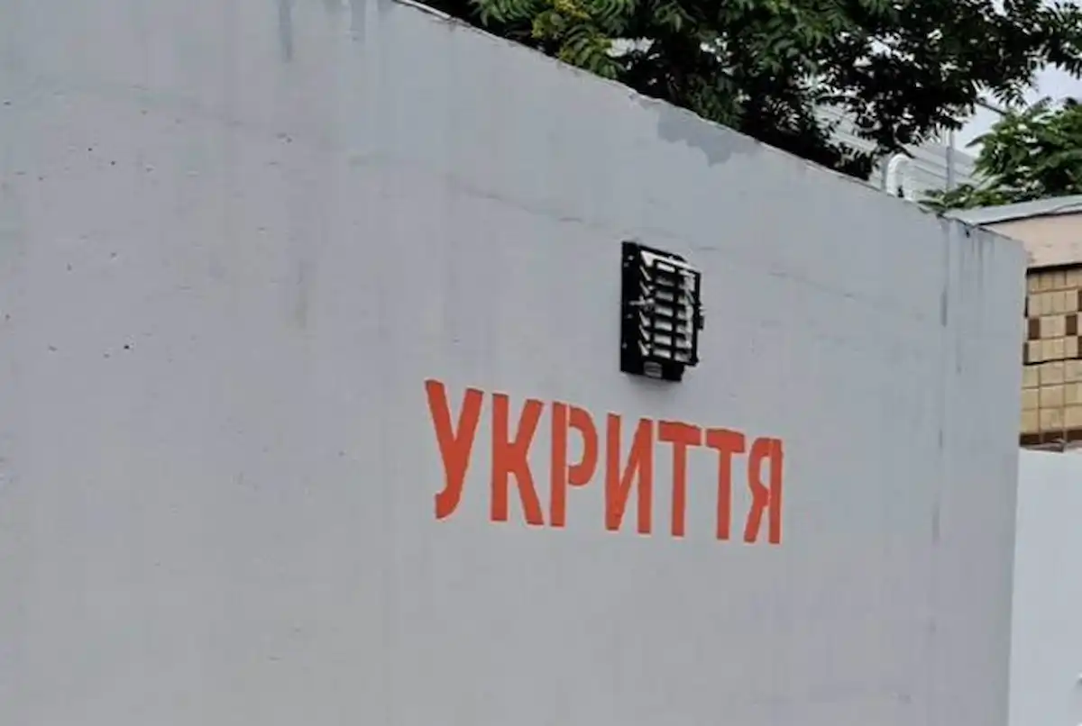 На зупинках громадського транспорту в Одесі з’являються мобільні укриття — де вже можна сховатися