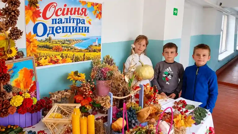 Осінь на Одещині: креативні школярі творять із медового воску та виноградної лози