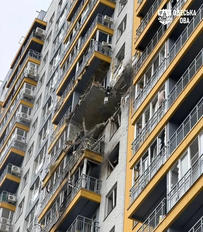 Разрушенный фасад и выбитые балконы жилой многоэтажки в Одессе после удара БпЛА