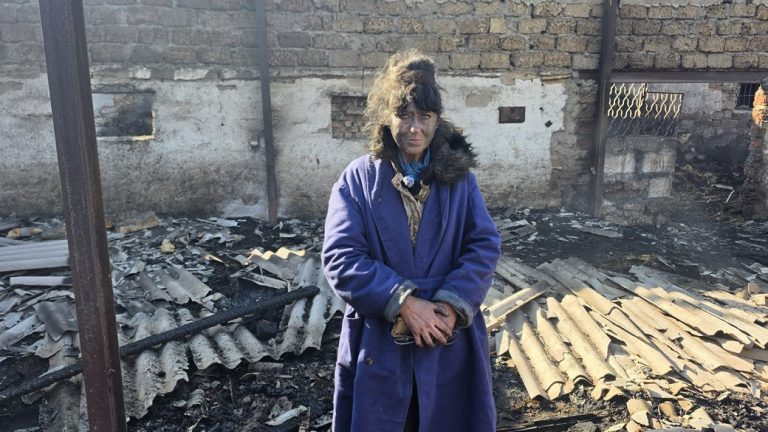 «Без неї вони б згоріли заживо»: під Одесою власниця притулку «Люблячі серця» усю ніч рятувала тварин після удару рф