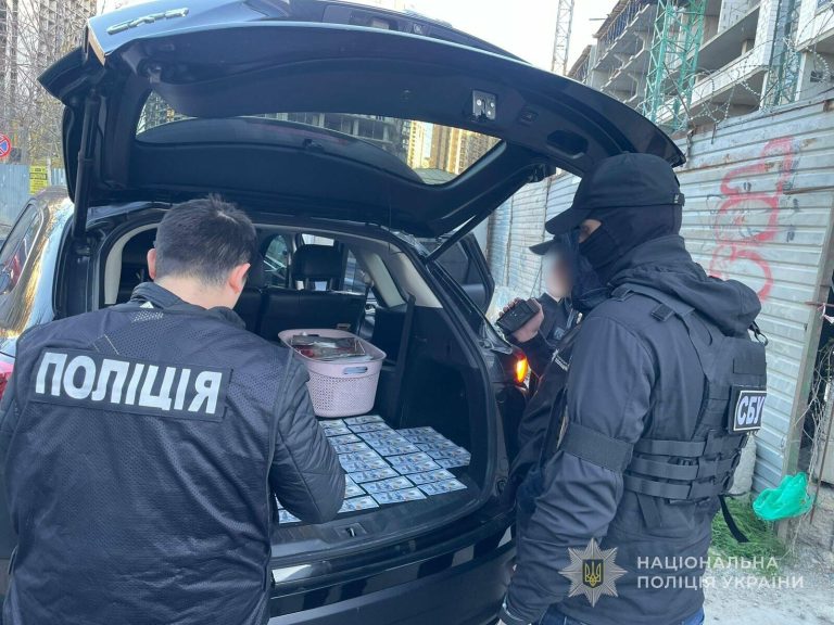 Одеситку судитимуть за обіцянку влаштувати чоловіка у тил за $5000
