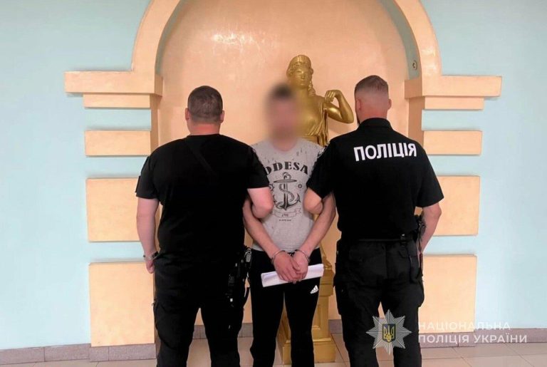У Одесі під судом опиниться чоловік за нічні тортури знайомого співмешканки із застосуванням кайданків, дроту й молотка