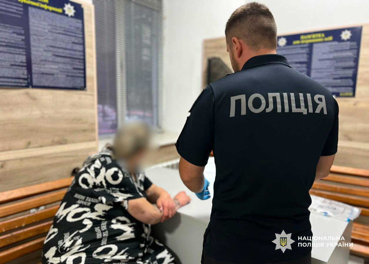 В Одесі затримали 39‑річну жінку за розкладання «закладок» на вулиці