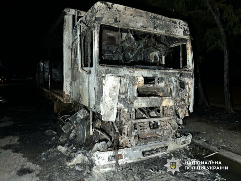 В Одесі затримали 26-річну жінку, яка підпалила дві фури, але не отримала грошей