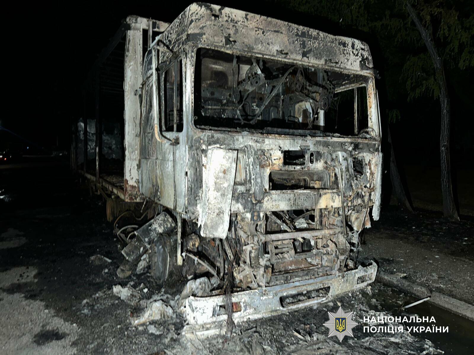 В Одесі затримали 26-річну жінку, яка підпалила дві фури, але не отримала грошей