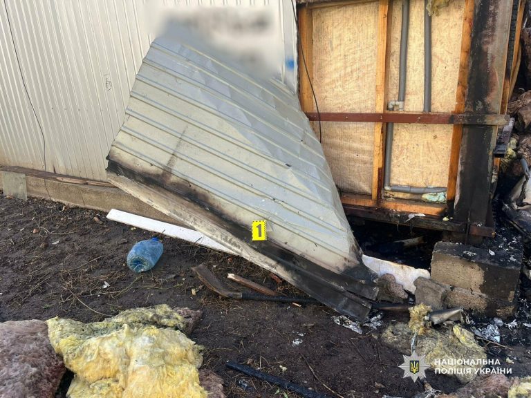 В Одесі чоловіку, який підпалив квітковий павільйон і зник з місця події, загрожує до 10 років позбавлення волі