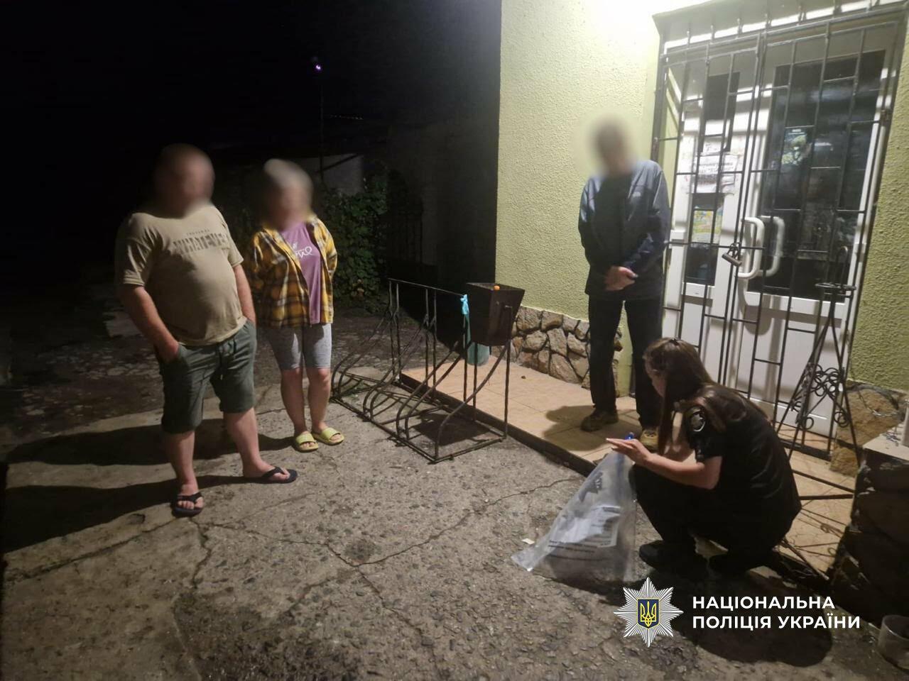 В Одеській області п’яний чоловік влаштував дебош у магазині, лякаючи людей сокирою