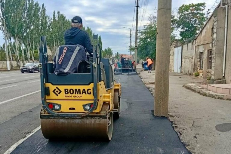 Дорожники оновлюють асфальт на Миколаївській дорозі в Одесі — де тривають роботи