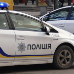 На Одещині чоловіки заблокували дорогу металевою арматурою і напали на службове авто поліції