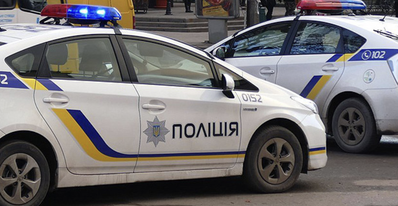 На Одещині чоловіки заблокували дорогу металевою арматурою і напали на службове авто поліції