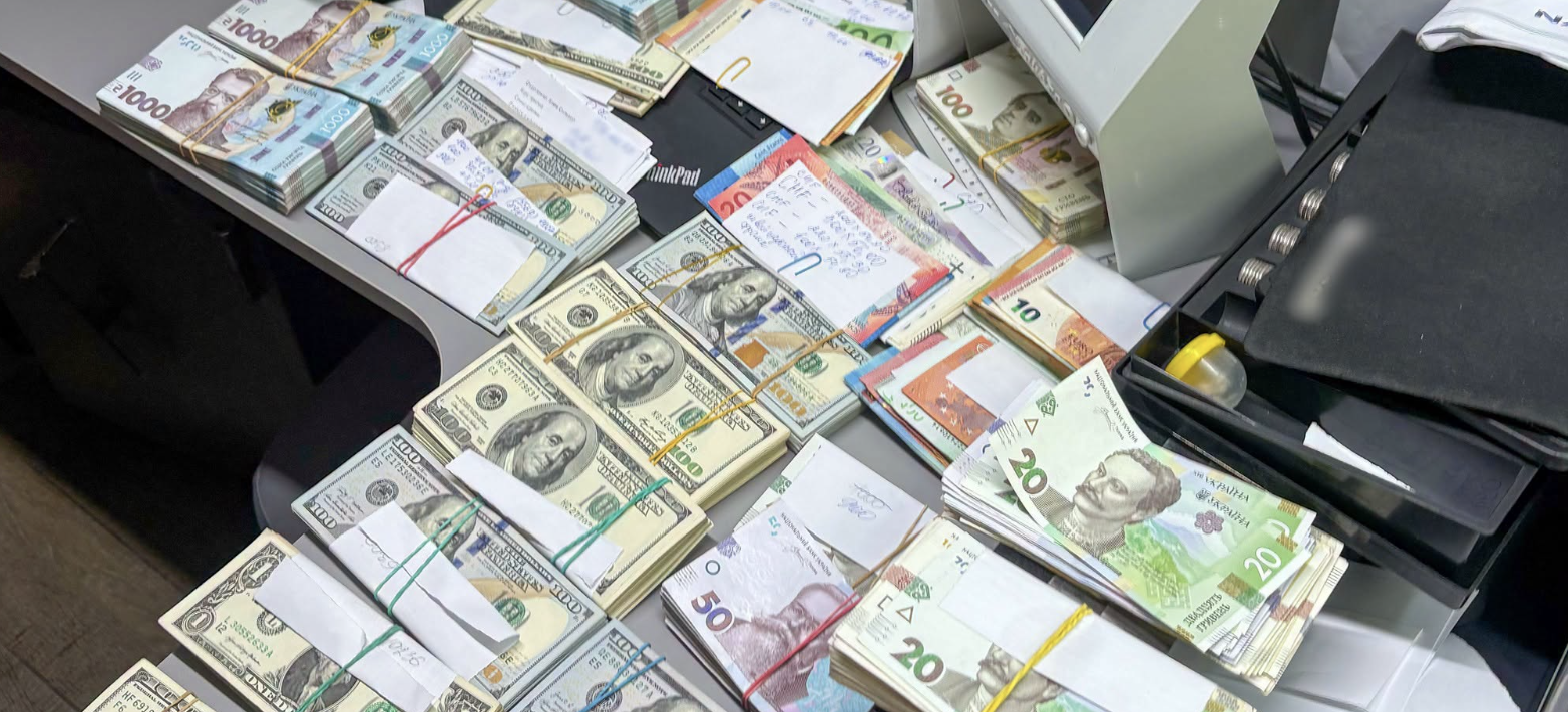 Під час обшуків в Одесі силовики виявили готівку, криптовалюту й 23,5 млрд грн