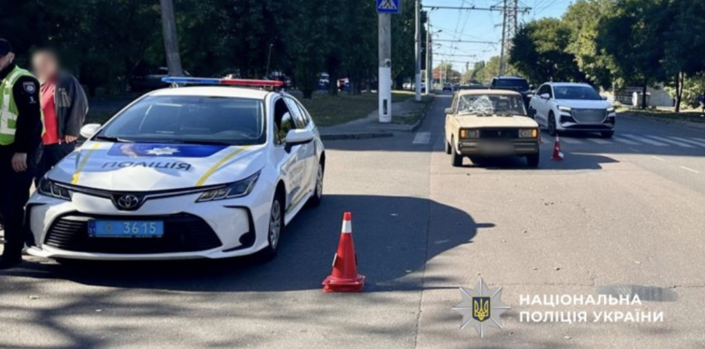 В Одесі розслідують ДТП: ВАЗ збив людину, яка тримала велосипед у руках