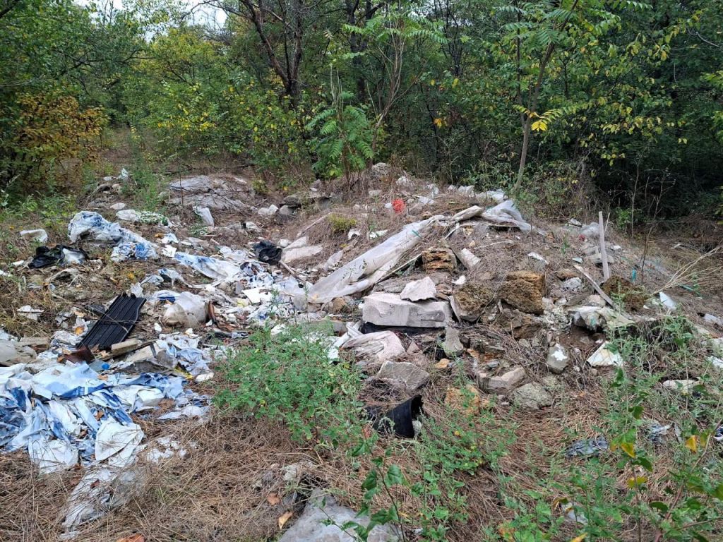 В Одеській області виявили велике звалище будівельного сміття (фото)