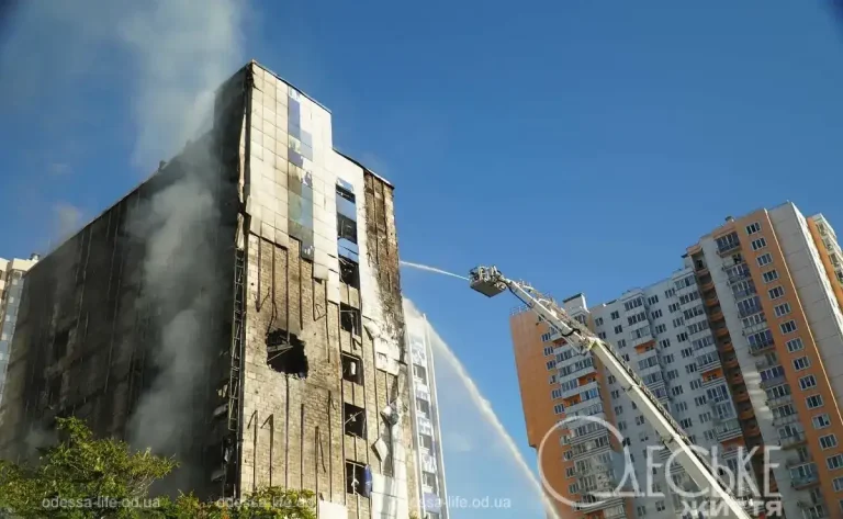 Ліквідація наслідків удару по одеському бізнес-центру: фоторепортаж