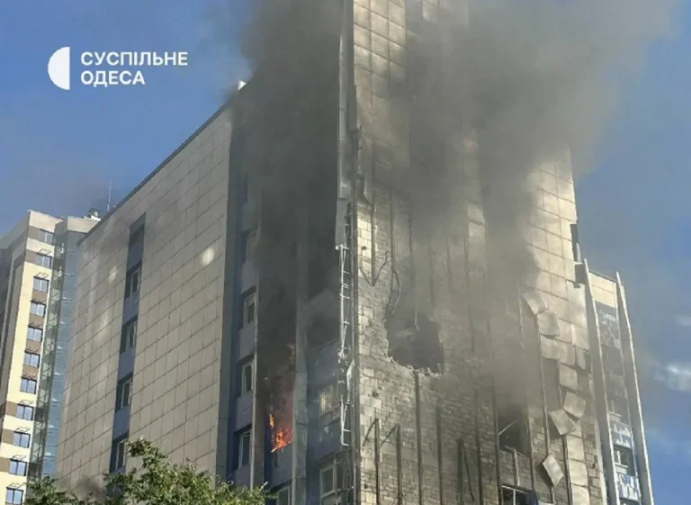 РФ застосувала ударні дрони по центру Одеси — горить бізнес-центр (фото, ) (ОНОВЛЮЄТЬСЯ)