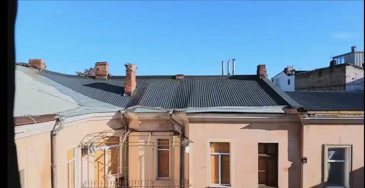 Укріпили будинок на Канатній в Одесі після влучення «шахеда», щоб запобігти подальшому руйнуванню (фото)