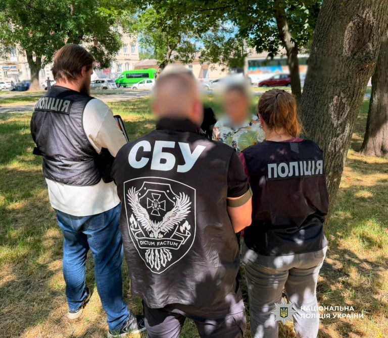 В Одесі затримали чоловіка з Кіровоградщини, який перевозив у маршрутці гранату й вибухівку