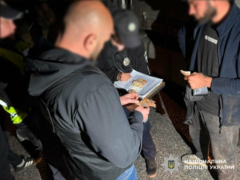 На Одещині іноземець намагався переправити чоловіка до Молдови, сховавши його в ніші для інструментів