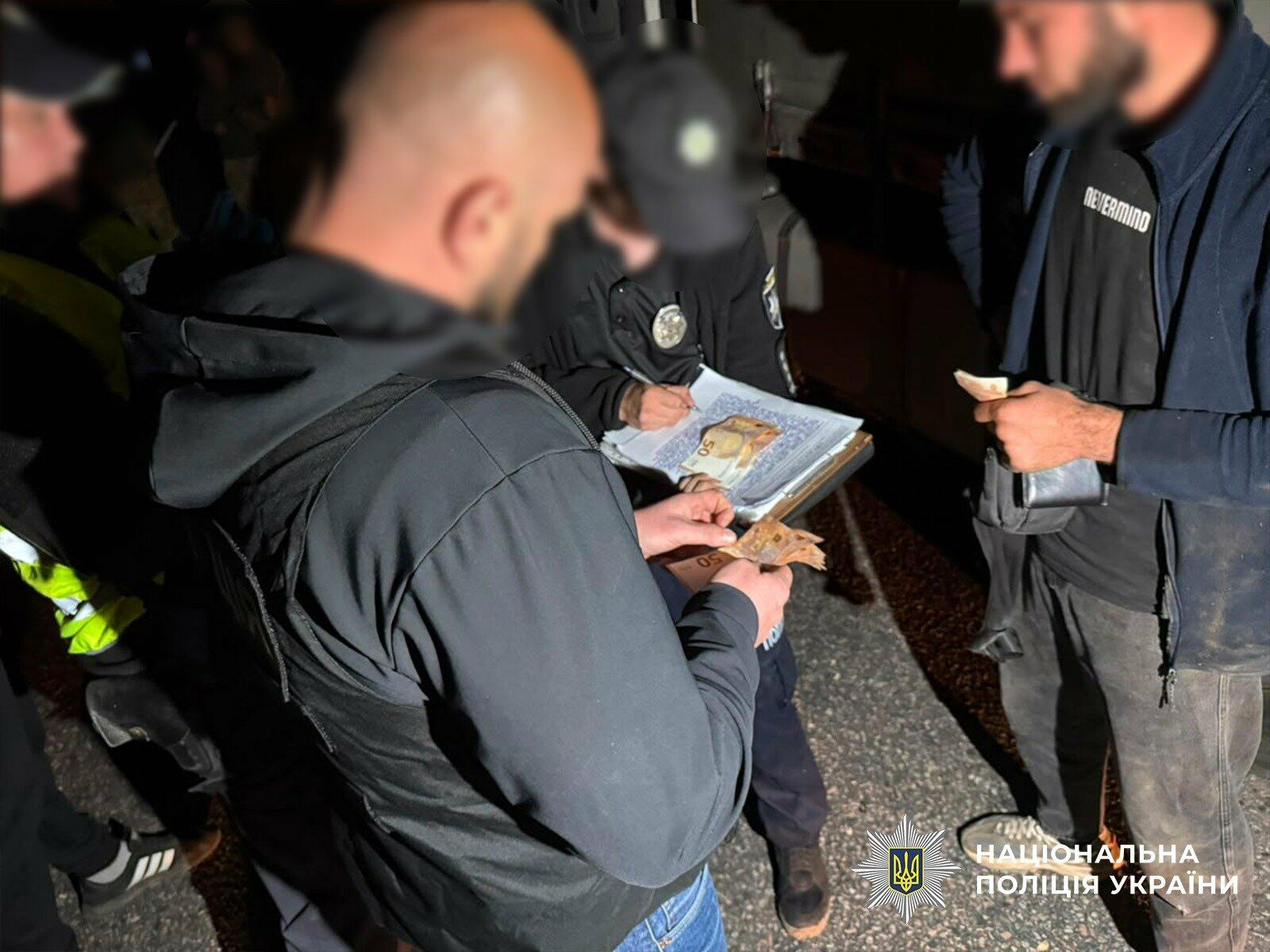 На Одещині іноземець намагався переправити чоловіка до Молдови, сховавши його в ніші для інструментів